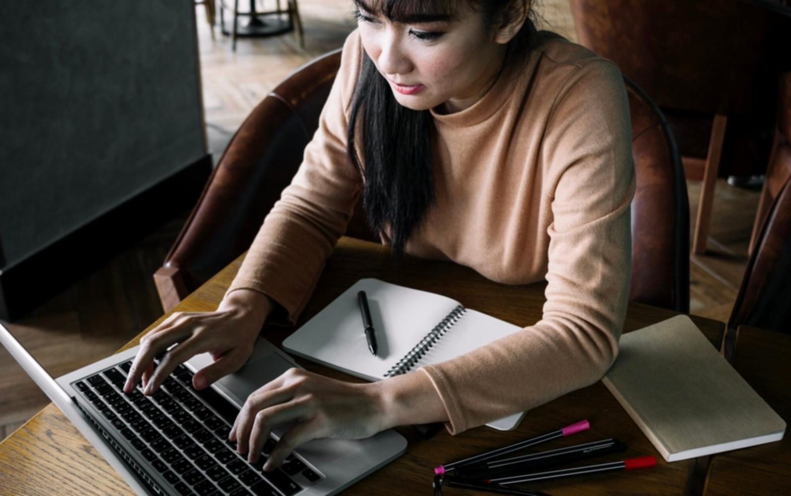 Personas trabajando en planificación financiera
